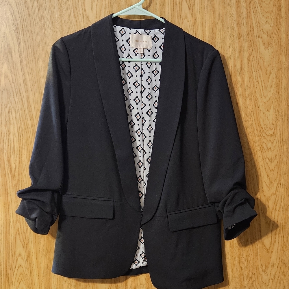 Black blazer with sleeves slightly rouched
